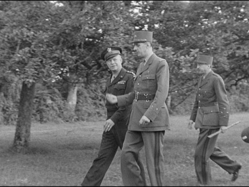 Rencontre de De Gaulle et Eisenhower le 20 août 1944, au pc tenu secret d’Eisenhower en Normandie © Images NARA