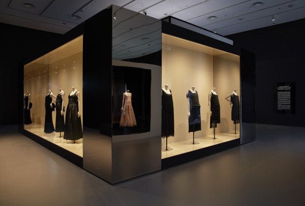 Vue de l’exposition Gabrielle Chanel. Manifeste de mode à la National Gallery of Victoria © Sean Fennessy 