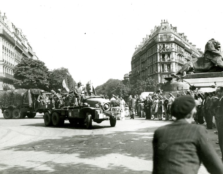 Place Denfert-Rochereau le 25 août 1944 © Don Franco Rogelio, Musée de la Libération de Paris – musée du général Leclerc – musée Jean Moulin (Paris musées)