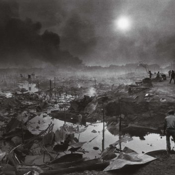 Christine Spengler, Bombardement de Phnom Penh,  Cambodge, 1975