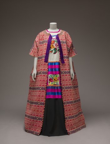 Manteau en coton guatemalais, huipil Mazatec brodé à la main et rubans de satin © Museo Frida Kahlo - Casa Azul collection - Javier Hinojosa, 2017
