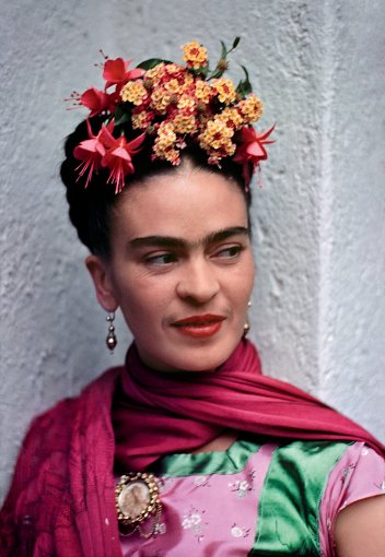 Portaits de Frida Kahlo par Nickolas Muray, 1939 © Nickolas Muray Photo Archives (celui avec les fleurs dans les cheveux) 