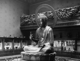 Salle du Bouddha en 1927, avec la sculpture des dragons japonais en arrière-plan © Musée Cernuschi