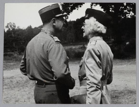 Docteur Kremtchousky Alexandre, Photo Krementchousky n° 1952, « Le colonel Louis Dio et la commandante Florence Conrad en conversation à l'hippodrome de la Solle », 22 juin 1945.